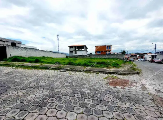 Terreno esquinero en venta en Conocoto