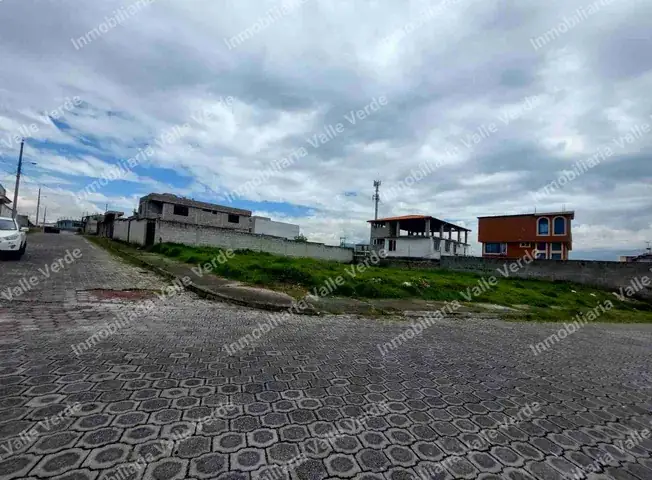 Terreno esquinero en venta en Conocoto - fotografía de la propiedad