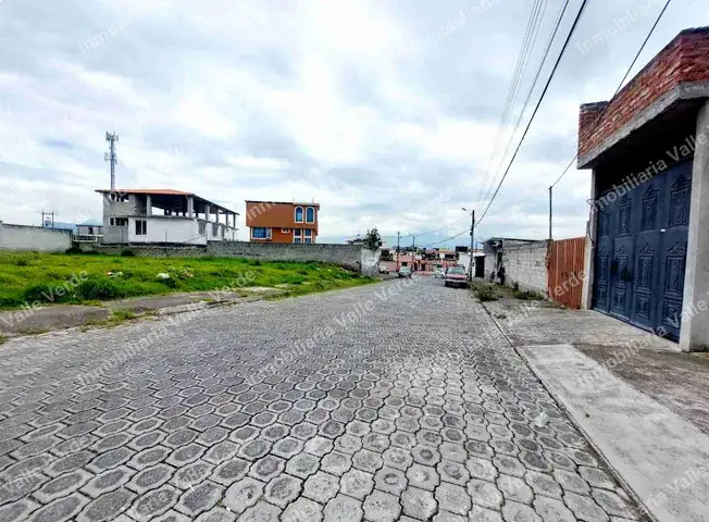 Terreno esquinero en venta en Conocoto - fotografía de la propiedad