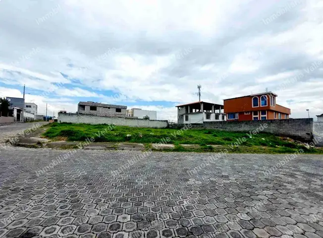 Terreno esquinero en venta en Conocoto - fotografía de la propiedad
