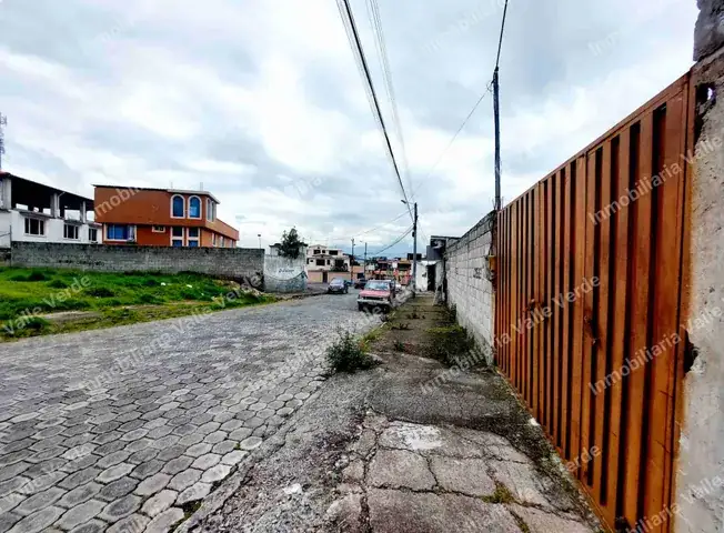 Terreno esquinero en venta en Conocoto - fotografía de la propiedad